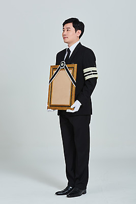 포토 JPG 스튜디오촬영 전신 남자 장갑 액자 회색배경 실내 한명 서기 들기 성인 옆모습 30대 한국인 애도 장례 상주 영정사진 완장 성인남자한명만 상조 국내포토 1 잡화 뷰포인트 백그라운드 모션 사람 동양인 내부 장년 회색 남자한명만 성인남자만 파일형식