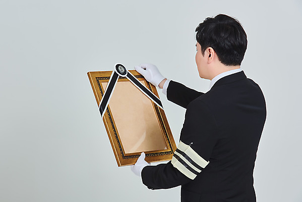 포토 JPG 스튜디오촬영 응시 남자 장갑 액자 회색배경 실내 한명 들기 상반신 성인 뒷모습 30대 한국인 애도 장례 상주 영정사진 완장 성인남자한명만 상조 국내포토 1 시선 잡화 뷰포인트 백그라운드 모션 사람 동양인 내부 장년 회색 남자한명만 성인남자만 파일형식
