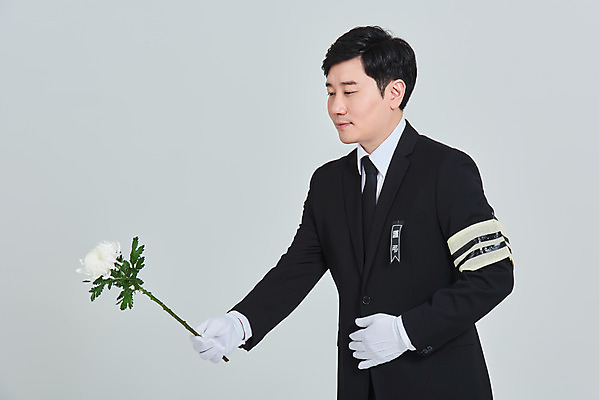 포토 JPG 스튜디오촬영 남자 꽃 장갑 회색배경 국화 실내 한명 들기 상반신 성인 옆모습 30대 한국인 애도 장례 상주 완장 성인남자한명만 상조 국내포토 식물 1 잡화 뷰포인트 백그라운드 모션 사람 동양인 내부 장년 회색 남자한명만 성인남자만 파일형식