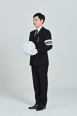 포토 JPG 스튜디오촬영 전신 남자 장갑 회색배경 실내 한명 서기 들기 성인 옆모습 30대 한국인 애도 장례 상주 완장 유골함 성인남자한명만 상조 국내포토 1 잡화 뷰포인트 백그라운드 모션 사람 동양인 내부 장년 회색 남자한명만 성인남자만 파일형식