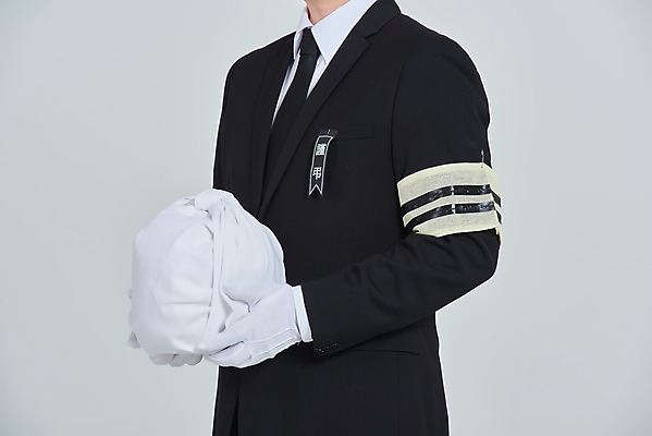 포토 JPG 스튜디오촬영 남자 장갑 회색배경 실내 한명 들기 상반신 성인 옆모습 30대 한국인 애도 장례 상주 완장 유골함 성인남자한명만 상조 국내포토 1 잡화 뷰포인트 백그라운드 모션 사람 동양인 내부 장년 회색 남자한명만 성인남자만 파일형식