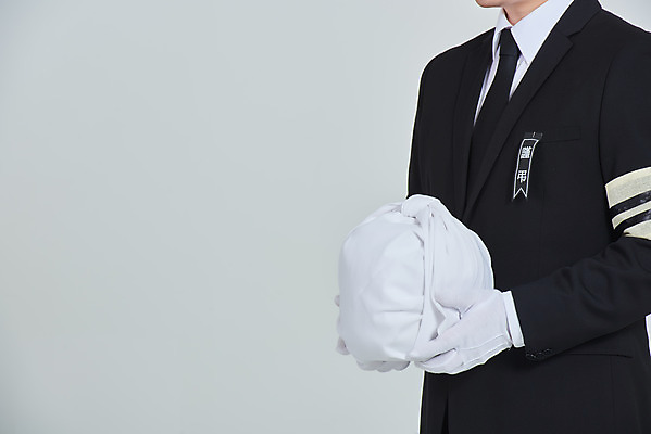 포토 JPG 스튜디오촬영 남자 장갑 회색배경 실내 한명 들기 상반신 성인 옆모습 30대 한국인 애도 장례 상주 완장 유골함 성인남자한명만 상조 국내포토 1 잡화 뷰포인트 백그라운드 모션 사람 동양인 내부 장년 회색 남자한명만 성인남자만 파일형식