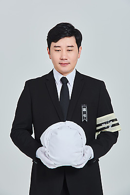 포토 JPG 스튜디오촬영 남자 장갑 회색배경 실내 한명 들기 상반신 성인 앞모습 30대 한국인 애도 장례 상주 완장 유골함 성인남자한명만 상조 국내포토 1 잡화 뷰포인트 백그라운드 모션 사람 동양인 내부 장년 회색 남자한명만 성인남자만 파일형식
