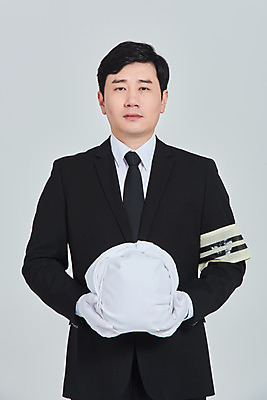 포토 JPG 스튜디오촬영 남자 장갑 회색배경 실내 한명 들기 상반신 성인 앞모습 30대 한국인 애도 장례 상주 완장 유골함 성인남자한명만 상조 국내포토 1 잡화 뷰포인트 백그라운드 모션 사람 동양인 내부 장년 회색 남자한명만 성인남자만 파일형식