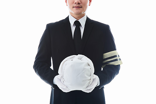 포토 JPG 스튜디오촬영 남자 장갑 실내 한명 들기 상반신 성인 앞모습 30대 한국인 흰배경 애도 장례 상주 완장 유골함 성인남자한명만 상조 국내포토 1 잡화 뷰포인트 백그라운드 모션 사람 동양인 내부 장년 흰색 남자한명만 성인남자만 파일형식