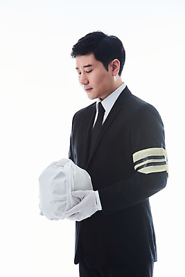 포토 JPG 스튜디오촬영 남자 장갑 실내 한명 들기 상반신 성인 옆모습 30대 한국인 흰배경 애도 장례 상주 완장 유골함 성인남자한명만 상조 국내포토 1 잡화 뷰포인트 백그라운드 모션 사람 동양인 내부 장년 흰색 남자한명만 성인남자만 파일형식