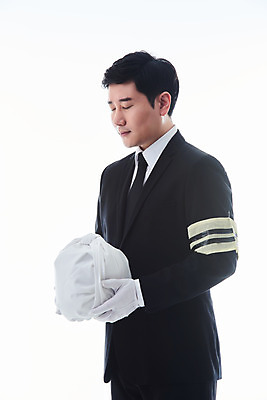 포토 JPG 스튜디오촬영 남자 장갑 실내 한명 들기 상반신 성인 옆모습 30대 한국인 흰배경 애도 장례 상주 완장 유골함 성인남자한명만 상조 국내포토 1 잡화 뷰포인트 백그라운드 모션 사람 동양인 내부 장년 흰색 남자한명만 성인남자만 파일형식