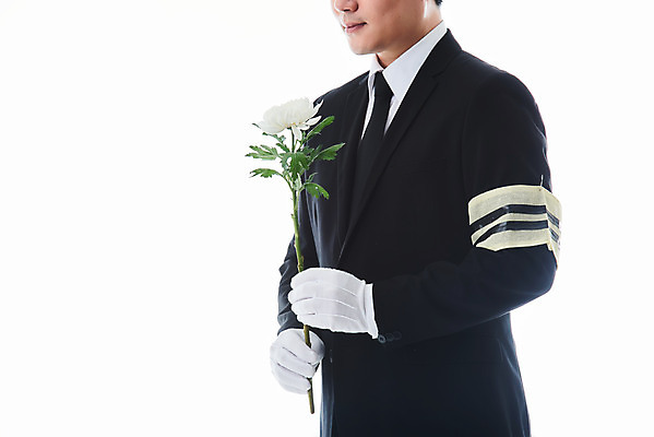 포토 JPG 스튜디오촬영 남자 꽃 장갑 국화 실내 한명 들기 상반신 성인 옆모습 30대 한국인 흰배경 애도 장례 상주 완장 성인남자한명만 상조 국내포토 식물 1 잡화 뷰포인트 백그라운드 모션 사람 동양인 내부 장년 흰색 남자한명만 성인남자만 파일형식