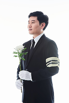 포토 JPG 스튜디오촬영 남자 꽃 장갑 국화 실내 한명 들기 상반신 성인 옆모습 30대 한국인 흰배경 애도 장례 상주 완장 성인남자한명만 상조 국내포토 식물 1 잡화 뷰포인트 백그라운드 모션 사람 동양인 내부 장년 흰색 남자한명만 성인남자만 파일형식