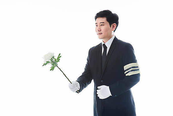 포토 JPG 스튜디오촬영 남자 꽃 장갑 국화 실내 한명 들기 상반신 성인 옆모습 30대 한국인 흰배경 애도 장례 상주 완장 성인남자한명만 상조 국내포토 식물 1 잡화 뷰포인트 백그라운드 모션 사람 동양인 내부 장년 흰색 남자한명만 성인남자만 파일형식
