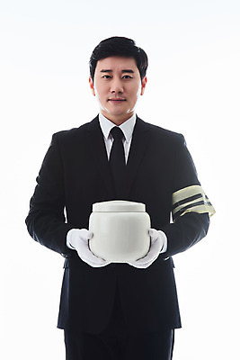 포토 JPG 스튜디오촬영 남자 장갑 실내 한명 들기 상반신 성인 앞모습 30대 한국인 흰배경 애도 장례 상주 완장 유골함 성인남자한명만 상조 국내포토 1 잡화 뷰포인트 백그라운드 모션 사람 동양인 내부 장년 흰색 남자한명만 성인남자만 파일형식
