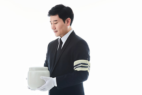 포토 JPG 스튜디오촬영 남자 장갑 실내 한명 들기 상반신 성인 옆모습 30대 한국인 흰배경 애도 장례 상주 완장 유골함 성인남자한명만 상조 국내포토 1 잡화 뷰포인트 백그라운드 모션 사람 동양인 내부 장년 흰색 남자한명만 성인남자만 파일형식