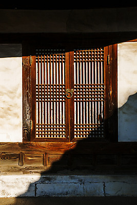 포토 JPG 주간 전통 한옥 그림자 풍경 사람없음 야외 관광지 햇빛 문 여행지도 경기도 국내여행 국내포토 자연요소 한국전통 여행 고건축 지도 한국 태양 파일형식