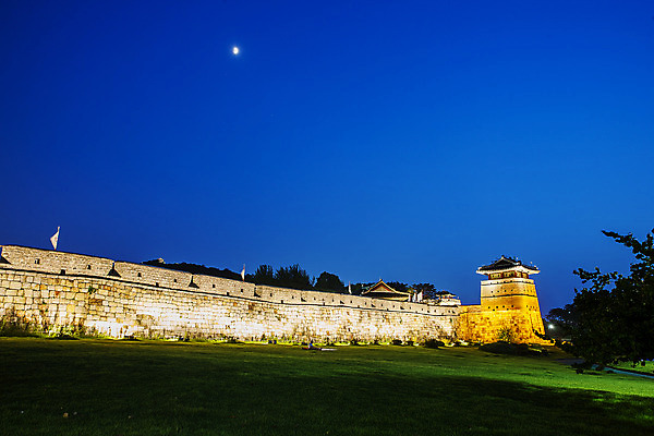 포토 JPG 야경 한국 사람없음 야외 관광지 문화재 성 성벽 여행지도 경기도 국내여행 수원 장안문 수원화성 국내포토 건축물 아시아 여행 지도 한국건축 야간 랜드마크 파일형식 풍경_경치
