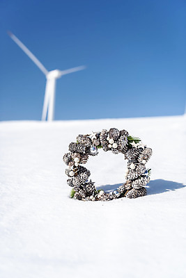 포토 JPG 주간 크리스마스 겨울 산 사람없음 야외 장식 추위 눈 풍력에너지 차가움 오브젝트 강원도 겨울산 대관령 크리스마스리스 국내포토 자연요소 계절 기념일 날씨 한국 화환 그린에너지 파일형식