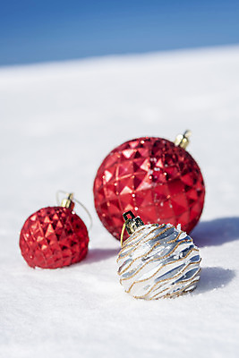 포토 JPG 주간 겨울 산 근접촬영 사람없음 야외 장식볼 추위 눈 세개 차가움 오브젝트 강원도 겨울산 대관령 오너먼트 국내포토 자연요소 계절 뷰포인트 크리스마스장식 날씨 한국 3 장식 파일형식