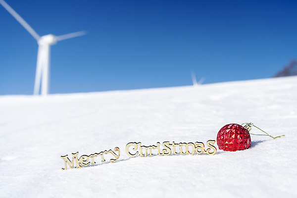 포토 JPG 주간 크리스마스 겨울 산 사람없음 야외 장식볼 추위 눈 풍력에너지 차가움 오브젝트 강원도 겨울산 대관령 국내포토 자연요소 계절 기념일 날씨 한국 장식 그린에너지 파일형식