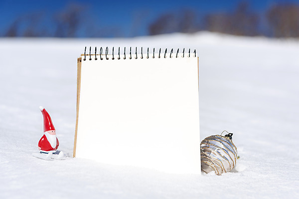 포토 JPG 주간 겨울 산 사람없음 야외 장난감 산타클로스 공백 장식볼 추위 눈 차가움 스케치북 오브젝트 강원도 겨울산 대관령 오너먼트 국내포토 자연요소 계절 크리스마스장식 크리스마스 날씨 학용품 한국 장식 파일형식