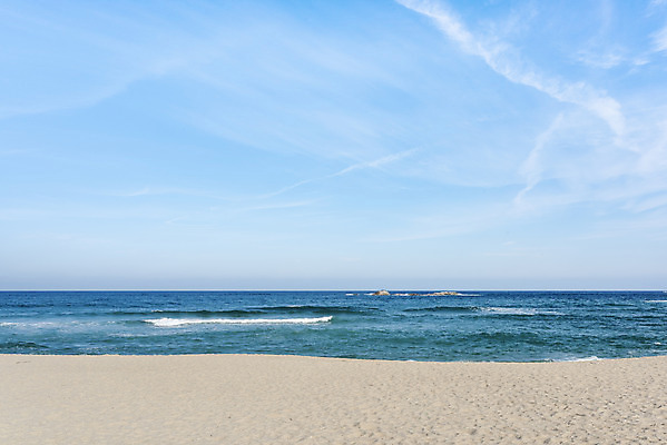 포토 JPG 주간 구름 모래 바다 여행 겨울 하늘 사람없음 야외 모래사장 해수욕장 강원도 경포대 국내포토 자연요소 계절 한국 해변 강릉 파일형식