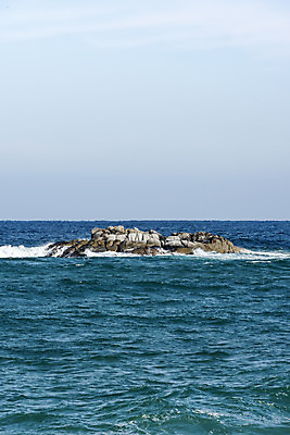 포토 JPG 주간 바다 여행 겨울 하늘 사람없음 야외 바위 해수욕장 강원도 경포대 국내포토 자연요소 계절 한국 해변 돌_바위 강릉 파일형식