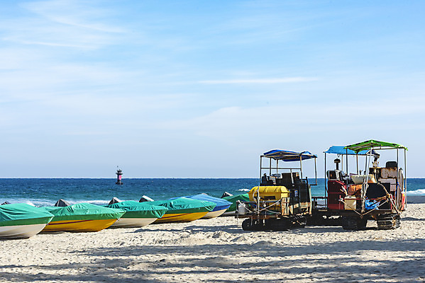 포토 JPG 주간 모래 바다 여행 겨울 요트 하늘 등대 사람없음 야외 모래사장 기계 중장비 해수욕장 강원도 경포대 국내포토 자연요소 계절 배_교통 한국 해변 산업장비 강릉 파일형식