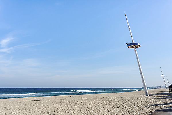 포토 JPG 주간 모래 바다 여행 겨울 가로등 하늘 사람없음 야외 모래사장 조형물 해수욕장 강원도 경포대 국내포토 자연요소 계절 공공시설 한국 미술 해변 강릉 파일형식