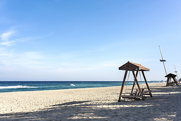 포토 JPG 주간 모래 바다 여행 겨울 하늘 사람없음 야외 모래사장 조형물 해수욕장 그네 강원도 경포대 국내포토 자연요소 계절 한국 미술 해변 강릉 파일형식
