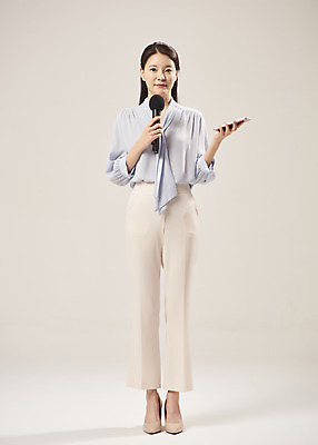 포토 JPG 스튜디오촬영 전신 여자 안내 실내 설명 한명 서기 미소 들기 누끼 20대 성인 앞모습 스마트폰 한국인 기자 기상캐스터 성인여자한명만 베이지색배경 국내포토 직업 1 뷰포인트 백그라운드 모션 표정 사람 동양인 청년 내부 핸드폰 스마트기기 베이지색 여자한명만 성인여자만 파일형식