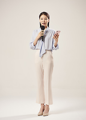 포토 JPG 스튜디오촬영 전신 여자 안내 실내 설명 한명 서기 미소 들기 누끼 20대 성인 앞모습 스마트폰 한국인 기자 기상캐스터 성인여자한명만 베이지색배경 국내포토 직업 1 뷰포인트 백그라운드 모션 표정 사람 동양인 청년 내부 핸드폰 스마트기기 베이지색 여자한명만 성인여자만 파일형식