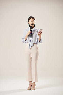 포토 JPG 스튜디오촬영 전신 여자 안내 실내 설명 한명 서기 미소 들기 누끼 20대 성인 앞모습 스마트폰 한국인 기자 기상캐스터 성인여자한명만 베이지색배경 국내포토 직업 1 뷰포인트 백그라운드 모션 표정 사람 동양인 청년 내부 핸드폰 스마트기기 베이지색 여자한명만 성인여자만 파일형식