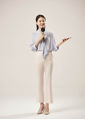 포토 JPG 스튜디오촬영 전신 여자 안내 실내 설명 한명 서기 미소 들기 누끼 20대 성인 앞모습 스마트폰 한국인 기자 기상캐스터 성인여자한명만 베이지색배경 국내포토 직업 1 뷰포인트 백그라운드 모션 표정 사람 동양인 청년 내부 핸드폰 스마트기기 베이지색 여자한명만 성인여자만 파일형식