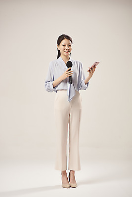 포토 JPG 스튜디오촬영 전신 여자 안내 실내 설명 한명 서기 미소 들기 누끼 20대 성인 앞모습 스마트폰 한국인 기자 기상캐스터 성인여자한명만 베이지색배경 국내포토 직업 1 뷰포인트 백그라운드 모션 표정 사람 동양인 청년 내부 핸드폰 스마트기기 베이지색 여자한명만 성인여자만 파일형식