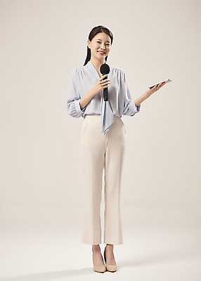 포토 JPG 스튜디오촬영 전신 여자 안내 실내 설명 한명 서기 미소 들기 누끼 20대 성인 앞모습 스마트폰 한국인 기자 기상캐스터 성인여자한명만 베이지색배경 국내포토 직업 1 뷰포인트 백그라운드 모션 표정 사람 동양인 청년 내부 핸드폰 스마트기기 베이지색 여자한명만 성인여자만 파일형식