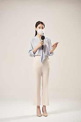 포토 JPG 스튜디오촬영 전신 여자 안내 실내 마스크 설명 한명 서기 들기 누끼 20대 성인 앞모습 스마트폰 한국인 기자 기상캐스터 성인여자한명만 베이지색배경 국내포토 직업 1 뷰포인트 백그라운드 모션 사람 동양인 청년 내부 핸드폰 스마트기기 베이지색 여자한명만 성인여자만 파일형식