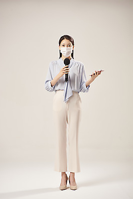 포토 JPG 스튜디오촬영 전신 여자 안내 실내 마스크 설명 한명 서기 들기 누끼 20대 성인 앞모습 스마트폰 한국인 기자 기상캐스터 성인여자한명만 베이지색배경 국내포토 직업 1 뷰포인트 백그라운드 모션 사람 동양인 청년 내부 핸드폰 스마트기기 베이지색 여자한명만 성인여자만 파일형식