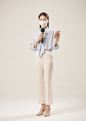포토 JPG 스튜디오촬영 전신 여자 안내 실내 마스크 설명 한명 서기 들기 누끼 20대 성인 앞모습 스마트폰 한국인 기자 기상캐스터 성인여자한명만 베이지색배경 국내포토 직업 1 뷰포인트 백그라운드 모션 사람 동양인 청년 내부 핸드폰 스마트기기 베이지색 여자한명만 성인여자만 파일형식