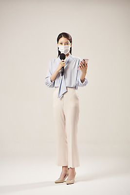 포토 JPG 스튜디오촬영 전신 여자 안내 실내 마스크 설명 한명 서기 들기 누끼 20대 성인 앞모습 스마트폰 한국인 기자 기상캐스터 성인여자한명만 베이지색배경 국내포토 직업 1 뷰포인트 백그라운드 모션 사람 동양인 청년 내부 핸드폰 스마트기기 베이지색 여자한명만 성인여자만 파일형식