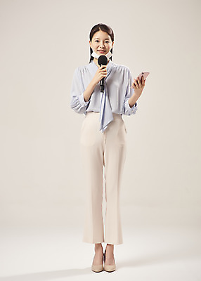 포토 JPG 스튜디오촬영 전신 여자 안내 실내 마스크 설명 한명 서기 미소 들기 누끼 20대 성인 앞모습 스마트폰 한국인 기자 기상캐스터 성인여자한명만 베이지색배경 턱스크 국내포토 직업 1 뷰포인트 백그라운드 모션 표정 사람 동양인 청년 내부 핸드폰 스마트기기 베이지색 합성어 여자한명만 성인여자만 파일형식