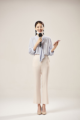 포토 JPG 스튜디오촬영 전신 여자 안내 실내 마스크 설명 한명 서기 미소 들기 누끼 20대 성인 앞모습 스마트폰 한국인 기자 기상캐스터 성인여자한명만 베이지색배경 턱스크 국내포토 직업 1 뷰포인트 백그라운드 모션 표정 사람 동양인 청년 내부 핸드폰 스마트기기 베이지색 합성어 여자한명만 성인여자만 파일형식