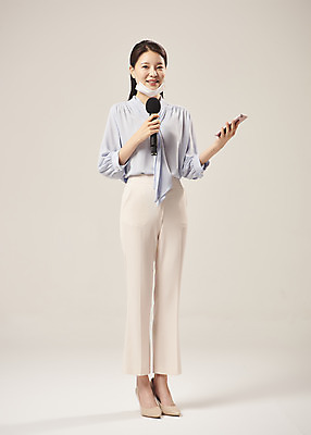 포토 JPG 스튜디오촬영 전신 여자 안내 실내 마스크 설명 한명 서기 미소 들기 누끼 20대 성인 앞모습 스마트폰 한국인 기자 기상캐스터 성인여자한명만 베이지색배경 턱스크 국내포토 직업 1 뷰포인트 백그라운드 모션 표정 사람 동양인 청년 내부 핸드폰 스마트기기 베이지색 합성어 여자한명만 성인여자만 파일형식