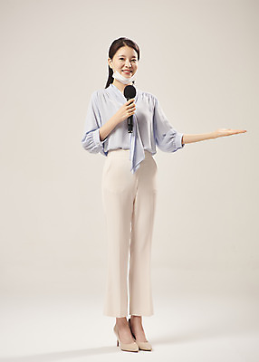 포토 JPG 스튜디오촬영 전신 여자 안내 실내 마스크 설명 한명 서기 미소 들기 누끼 손짓 20대 성인 앞모습 한국인 가리킴 기자 기상캐스터 성인여자한명만 베이지색배경 턱스크 국내포토 직업 1 뷰포인트 백그라운드 모션 표정 사람 동양인 청년 내부 베이지색 합성어 여자한명만 성인여자만 파일형식