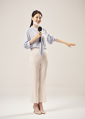포토 JPG 스튜디오촬영 전신 여자 안내 실내 마스크 설명 한명 서기 미소 들기 누끼 손짓 20대 성인 앞모습 한국인 가리킴 기자 기상캐스터 성인여자한명만 베이지색배경 턱스크 국내포토 직업 1 뷰포인트 백그라운드 모션 표정 사람 동양인 청년 내부 베이지색 합성어 여자한명만 성인여자만 파일형식