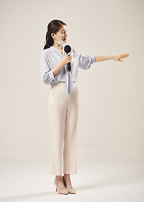 포토 JPG 스튜디오촬영 전신 여자 안내 실내 마스크 설명 한명 서기 미소 들기 누끼 손짓 20대 성인 앞모습 한국인 가리킴 기자 기상캐스터 성인여자한명만 베이지색배경 턱스크 국내포토 직업 1 뷰포인트 백그라운드 모션 표정 사람 동양인 청년 내부 베이지색 합성어 여자한명만 성인여자만 파일형식