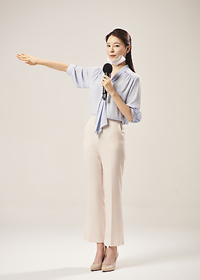 포토 JPG 스튜디오촬영 전신 여자 안내 실내 마스크 설명 한명 서기 미소 들기 누끼 손짓 20대 성인 앞모습 한국인 가리킴 기자 기상캐스터 성인여자한명만 베이지색배경 턱스크 국내포토 직업 1 뷰포인트 백그라운드 모션 표정 사람 동양인 청년 내부 베이지색 합성어 여자한명만 성인여자만 파일형식