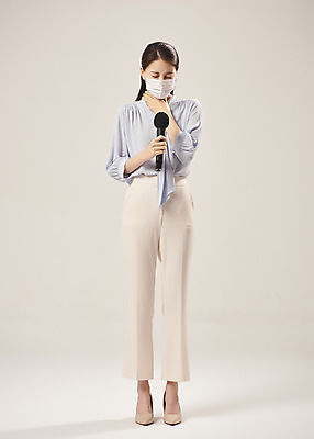 포토 JPG 스튜디오촬영 전신 여자 안내 실내 마스크 설명 한명 서기 들기 누끼 20대 성인 앞모습 고통 한국인 기자 찡그림 기상캐스터 황사 성인여자한명만 베이지색배경 미세먼지 국내포토 직업 1 감정 뷰포인트 백그라운드 모션 표정 사람 동양인 청년 내부 먼지 베이지색 여자한명만 성인여자만 파일형식