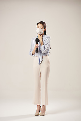 포토 JPG 스튜디오촬영 전신 여자 안내 실내 마스크 설명 한명 서기 들기 누끼 20대 성인 앞모습 고통 한국인 기자 찡그림 기상캐스터 황사 성인여자한명만 베이지색배경 미세먼지 국내포토 직업 1 감정 뷰포인트 백그라운드 모션 표정 사람 동양인 청년 내부 먼지 베이지색 여자한명만 성인여자만 파일형식
