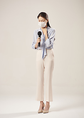 포토 JPG 스튜디오촬영 전신 여자 안내 실내 마스크 설명 한명 서기 들기 누끼 20대 성인 앞모습 고통 한국인 기자 찡그림 기상캐스터 황사 성인여자한명만 베이지색배경 미세먼지 국내포토 직업 1 감정 뷰포인트 백그라운드 모션 표정 사람 동양인 청년 내부 먼지 베이지색 여자한명만 성인여자만 파일형식