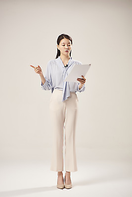 포토 JPG 스튜디오촬영 전신 여자 안내 실내 설명 한명 서기 들기 누끼 20대 성인 앞모습 한국인 기자 연습 문서 기상캐스터 성인여자한명만 베이지색배경 국내포토 직업 1 뷰포인트 백그라운드 모션 사람 동양인 청년 내부 베이지색 여자한명만 성인여자만 파일형식