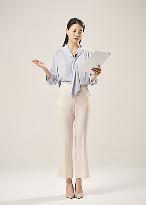 포토 JPG 스튜디오촬영 전신 여자 안내 실내 설명 한명 서기 들기 누끼 손짓 20대 성인 앞모습 한국인 기자 연습 문서 기상캐스터 성인여자한명만 베이지색배경 국내포토 직업 1 뷰포인트 백그라운드 모션 사람 동양인 청년 내부 베이지색 여자한명만 성인여자만 파일형식