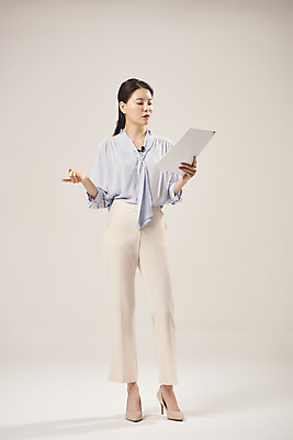 포토 JPG 스튜디오촬영 전신 여자 안내 실내 설명 한명 서기 들기 누끼 20대 성인 앞모습 한국인 기자 읽기 연습 문서 기상캐스터 성인여자한명만 베이지색배경 국내포토 직업 1 뷰포인트 백그라운드 모션 사람 동양인 청년 내부 베이지색 여자한명만 성인여자만 파일형식